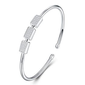 Composed of morganite, 925 sterling silver and platinum-plated diamonds, it is a fashionable jewelry bracelet and a luxurious silver accessory.